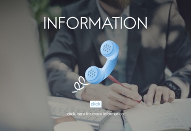 Web sitesi arka plan üzerinde çalışan iş adamı