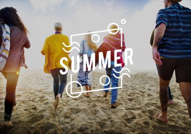 mutlu arkadaş sahilde çalıştıran