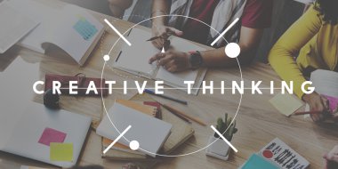 Öğrenciler birlikte okuyorlar. 