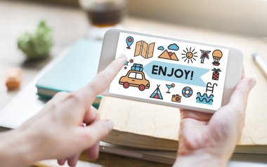 Akıllı telefon elinde tutan kişi