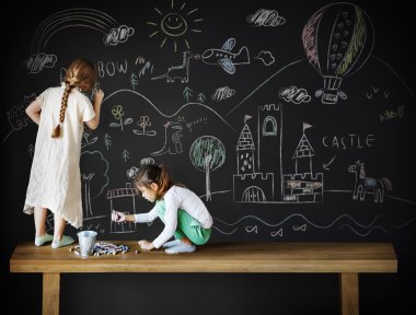 Yazı tahtası üzerinde çizim kızlar