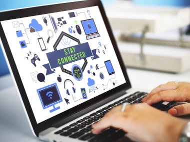 Laptop klavyesinde yazan kişi