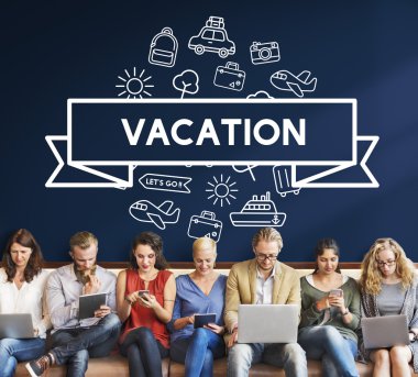 aygıtlar ve tatil ile insanlar oturup