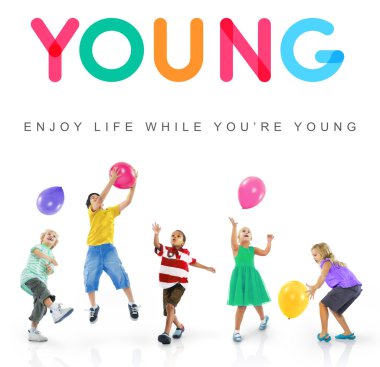 Çocuklar balonlarla oynuyor