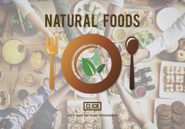 İnsanlar doğal gıdalar hakkında tartışıyor