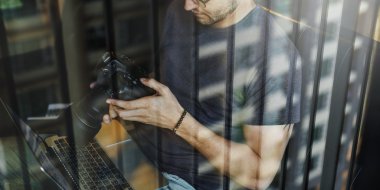 Fotoğrafçı fotoğrafları kontrol