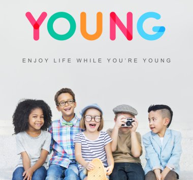 Çocuklar gülüyor ve eğlenin