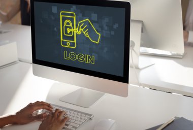 bilgisayar Office ile çalışan kişi