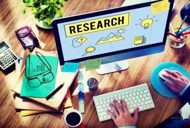 Bilgisayarda çalışan iş adamı