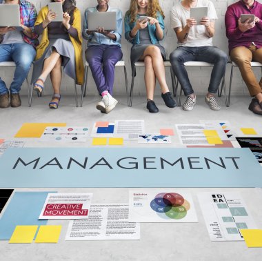 İnsanlar dijital araçları tarama 