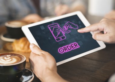 Cafe Tablet ile oturma kadın