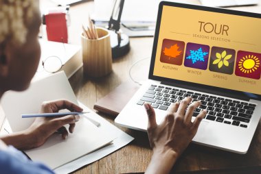 Dizüstü bilgisayarda çalışan kadın 