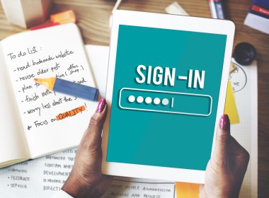 Dijital tablet tutan kadın