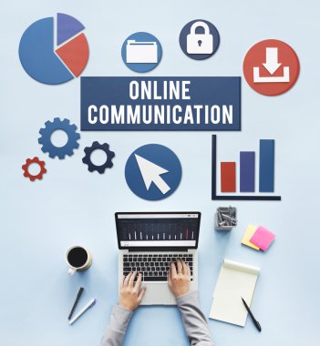 laptop ile çalışan kişi 