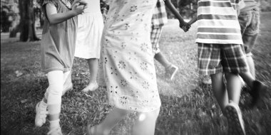 Çocuklar dışarıda oynuyor.