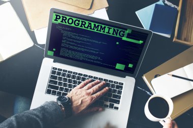 Laptop klavyesinde yazan kişi 