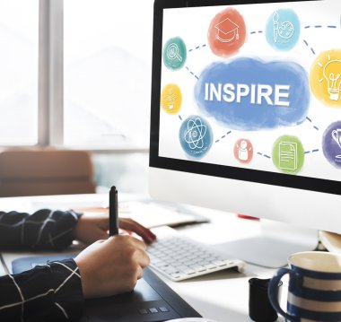 bilgisayar Office ile çalışan kişi