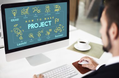 Bilgisayarda çalışan iş adamı