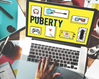 bilgisayar ile çalışan kadın