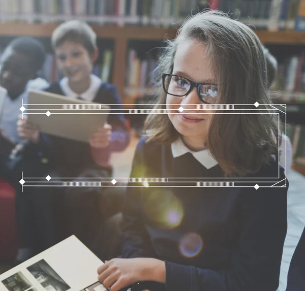 Les enfants étudient à la bibliothèque — Photo