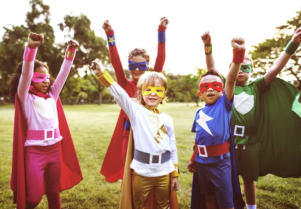 Superhero Crianças brincando ao ar livre — Fotografia de Stock