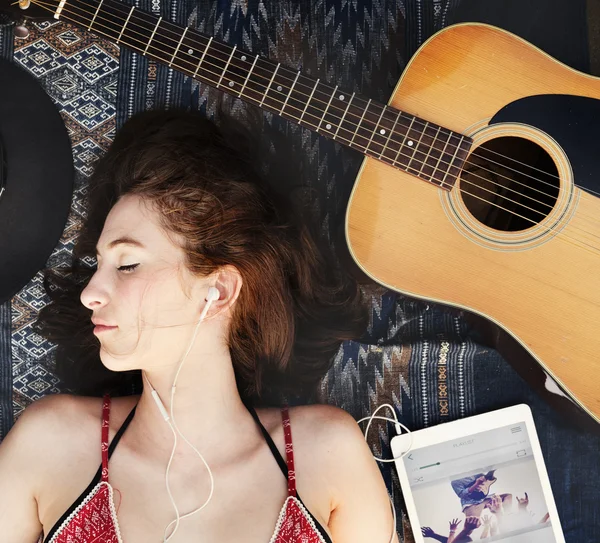 Girl sleeping with guitar — Stock Photo, Image