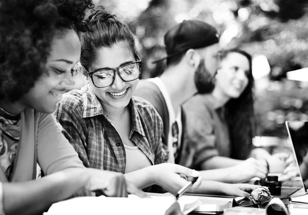 Estudantes estudando juntos — Fotografia de Stock