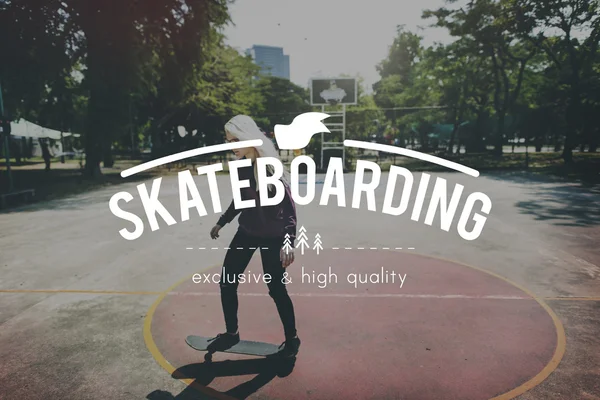 Femme équitation par Skateboard — Photo
