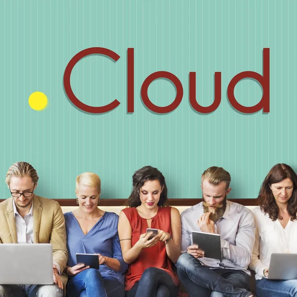 Lidé sedí u zařízení a Cloud — Stock fotografie