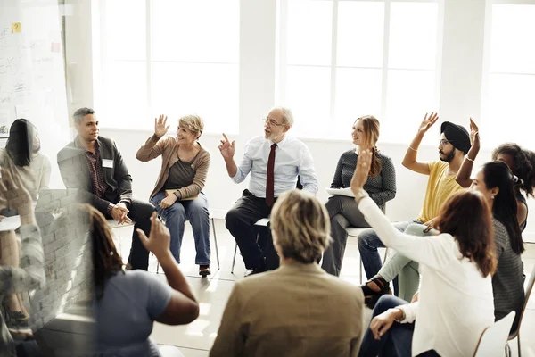 Diversidad de las personas en reunión — Foto de Stock