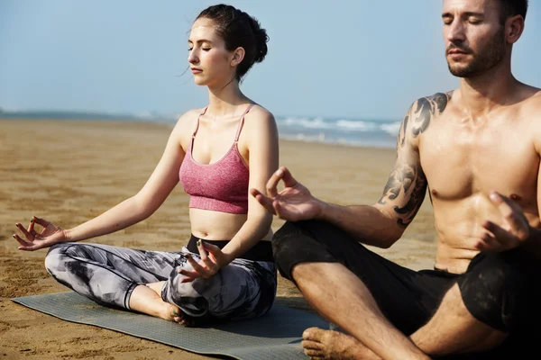 Beautiful couple at beach — Stock Photo, Image