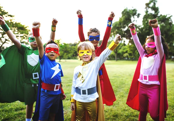 Superhelden-Kinder spielen im Freien — Stockfoto