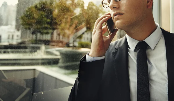 Uomo d'affari che parla al telefono — Foto Stock