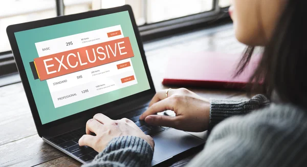 Portrait of woman with laptop — Stock Photo, Image