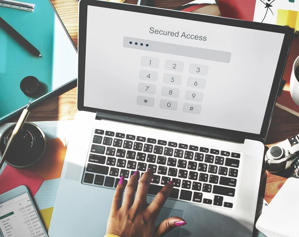 Frau arbeitet mit Computer — Stockfoto