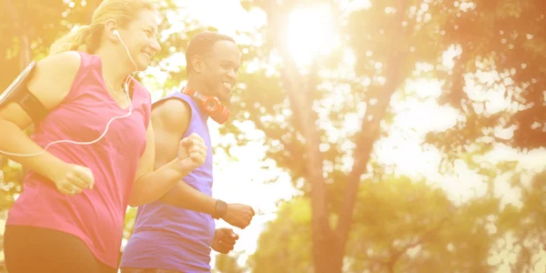 Couple faisant de l'activité physique ensemble — Photo