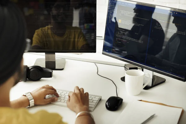 Homem de negócios trabalhando no computador com software — Fotografia de Stock