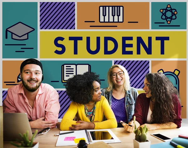 Jóvenes estudiantes haciendo una lluvia de ideas juntos — Foto de Stock