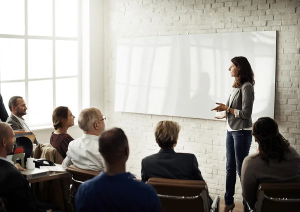 Grupp av affärsmän på mötet — Stockfoto