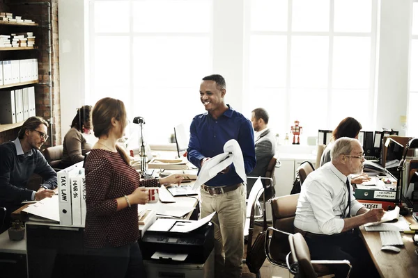 Les gens d'affaires travaillant dans le bureau — Photo