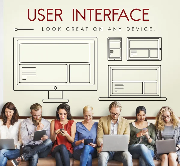 Personas se sientan con dispositivos y UserInterface — Foto de Stock