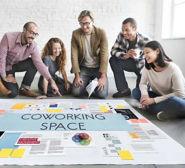 Designeri care lucrează cu postere și spațiu de coworking — Fotografie, imagine de stoc