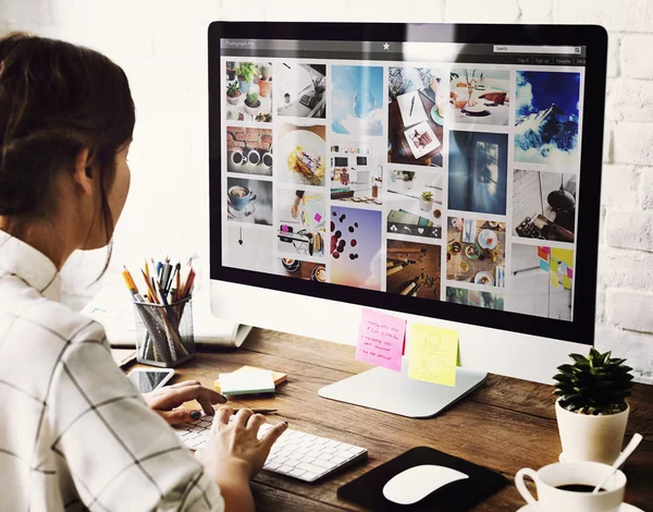 Menina trabalhando com computador — Fotografia de Stock