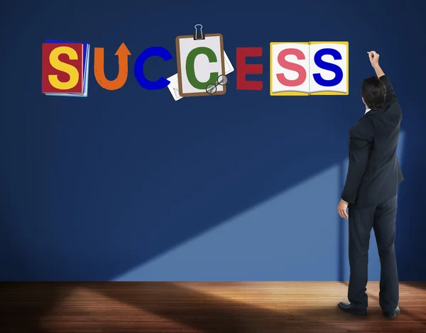 Businessman stands near wall — Stockfoto