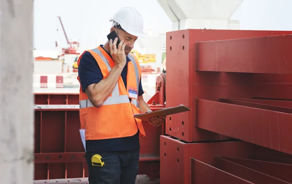 Operaio edile in casco — Foto Stock