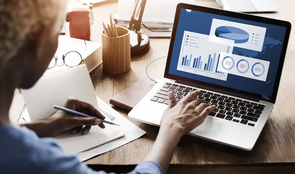 Frau arbeitet am Laptop — Stockfoto