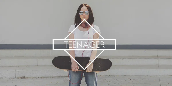 Kvinna med skateboard på bakgrund — Stockfoto