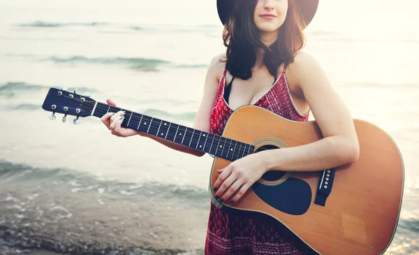 美丽的女孩弹吉他 — 图库照片