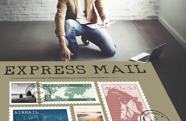 Zakenman werken met express mail — Stockfoto