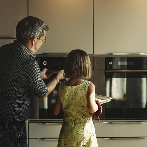 Père avec fille dans la cuisine — Photo